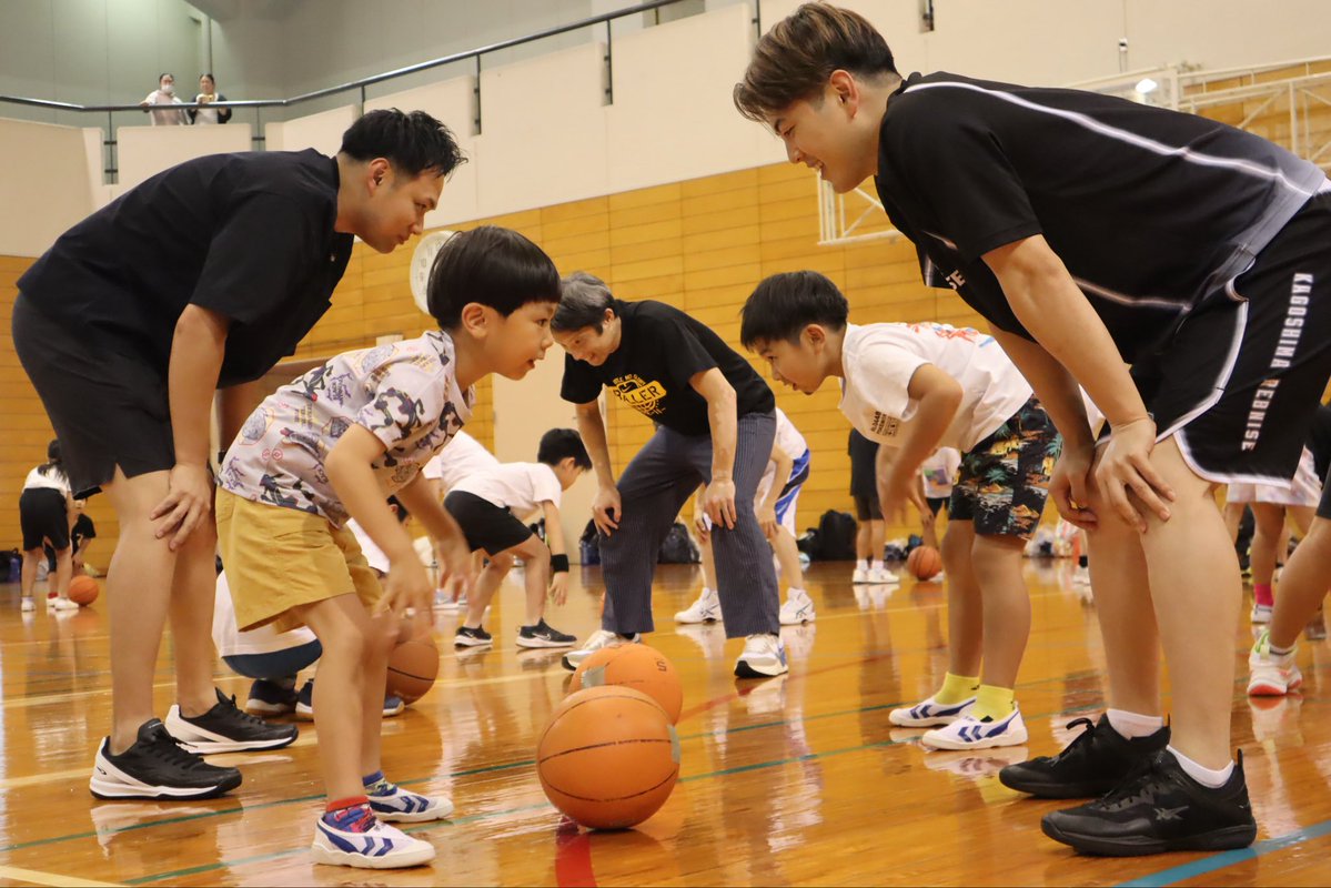 kg_rebnise's tweet photo. 本日(7/11)『かごスポ親子教室with #鹿児島レブナイズ』が開催され講師として #9藤本巧太  選手、#34遠藤善 選手、元レブナイズの選手で現在 #レッドモンスターズ に所属し、スクールコーチも務める #川上貴一 選手が参加👨‍🏫
160名の親子たちとバスケを楽しみました🏀
ご参加いただきました家族の皆さまの良き思い出となれば嬉しいです！ 
ご参加ありがとうございました🤝

#鹿児島レブナイズ
#鹿児島市スポーツ振興協会
