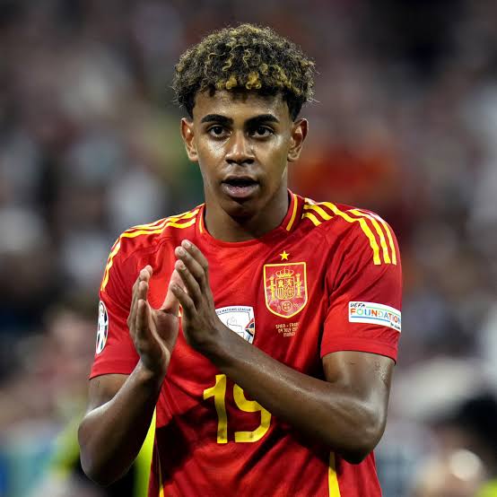 Jorge__Monroy's tweet photo. Que manía de meterse con este crío, tiene 18 años,es una estrella mundial y se le nota inexperiencia -como tú a los 18 años- pero cada vez que interviene arrastra a 2 o 3 o hasta 4 jugadores contrarios - por que saben de lo que es capaz- provocando huecos para nuestros delanteros https://t.co/OPQocyD9nI