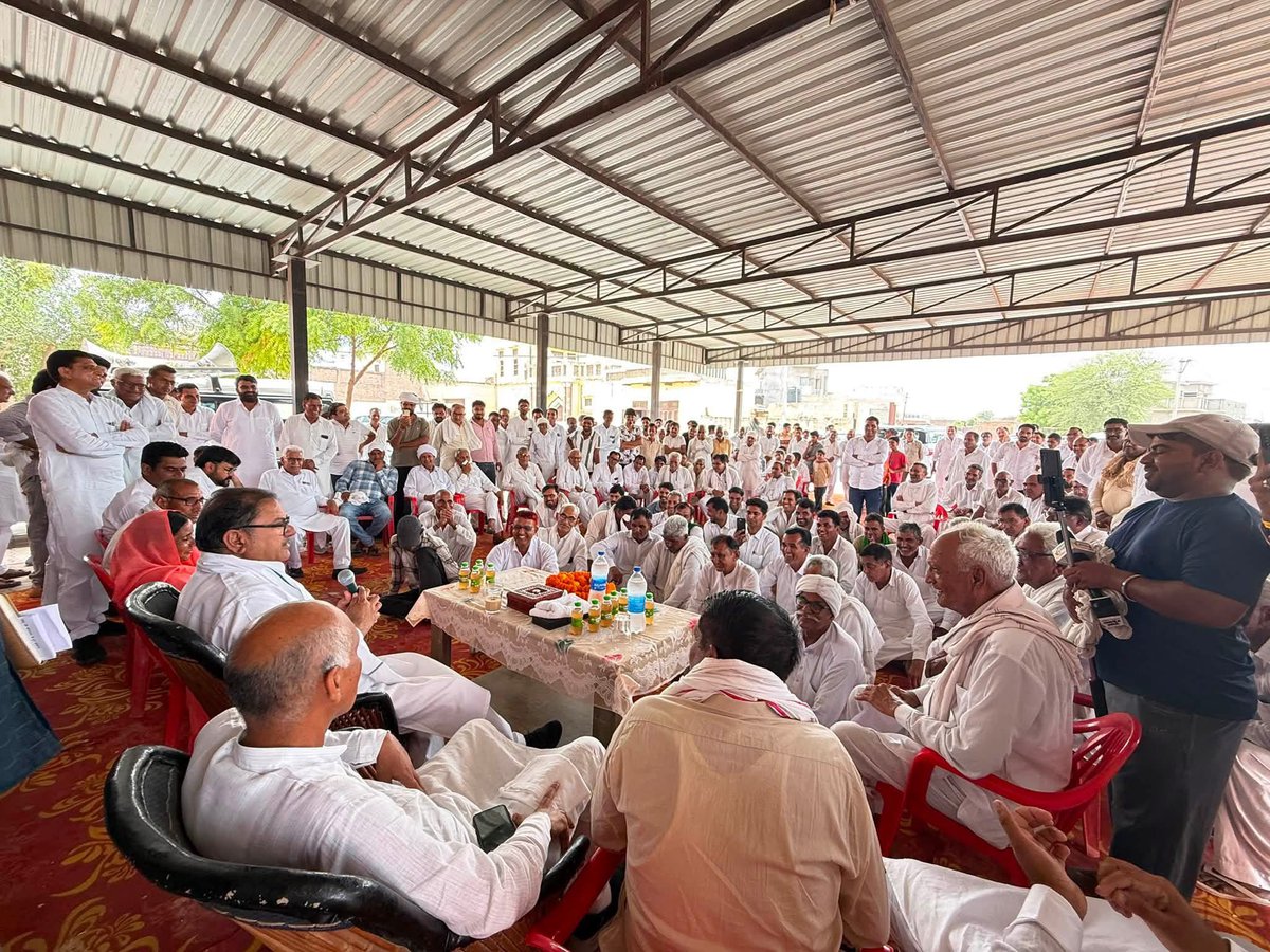 AbhaySChautala's tweet photo. आज ऐलनाबाद हलके में अपनों के बीच कार्यक्रम के दौरान गांव अरनियावाली, रंधावा, रुपाणा दड़बा, माखोसरानी,रुपाणा गंजा, रुपाणा बिश्नोइयाँ और शक्कर-मंदोरी में…

इस कड़कड़ाती धूप में भी इतनी भारी संख्या में पहुँचकर आपने जो प्यार-आशीर्वाद दिया है उसके लिए सदैव आपका आभारी रहूँगा। https://t.co/af2dpcFBXR