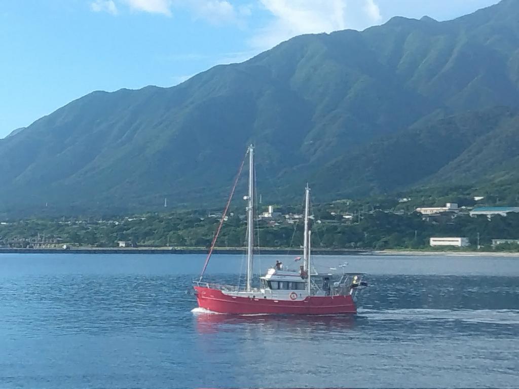 yakushimadas's tweet photo. ややっ” #屋久島 de #台風 🌀
#台風９号 あらっ” #ヨット ⛵ 高速船トッピーとフェリー 🚢 今日一日、止まりましたあ 😟 とは言え癒え、屋久島空港発着の飛行機 ✈ はプロペラ機だどもども 😙 鹿児島空港行き最終便は１９時発予定通りか 🙂 大阪伊丹空港、福岡空港行き含めて、全便運航されました値 🤗 https://t.co/dCYqxd2204