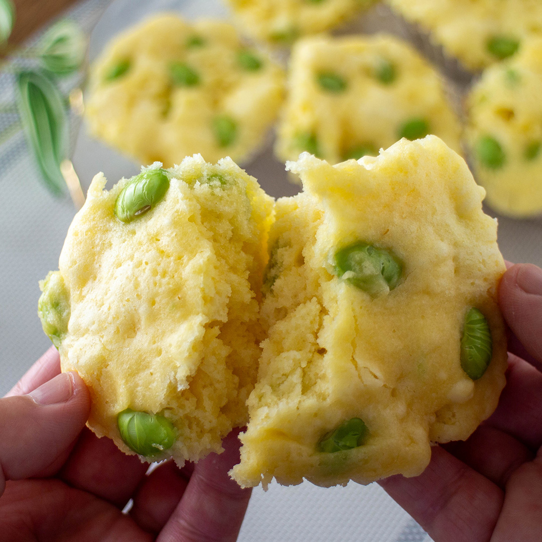 TastyJapan's tweet photo. 【枝豆と豆腐があったら、コレにして】暑い夏はレンジで完結！材料を混ぜてチンのお手軽蒸しパン💪😋

大豆のタンパク質を豊富に摂れるので、ヘルシーで栄養満点です。

詳しくはリプ欄を見てね👇 https://t.co/6YLYMwxRDX