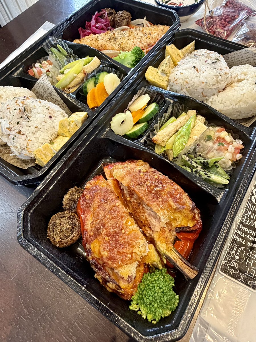 getderby's tweet photo. 【cafe Papyrus】

・週末リセットごほん／肉・魚（出前）

トルコから戻られて早速リセットご飯をお願いしました。ひょっとしてケバブとか入ってる！？とも思いましたが、それは世界の味旅でのお楽しみ。しっかり週末に体調をリセットするいつもの優しいメニューでした。肉も魚もとても美味しかった😋 https://t.co/TjK928bPBX