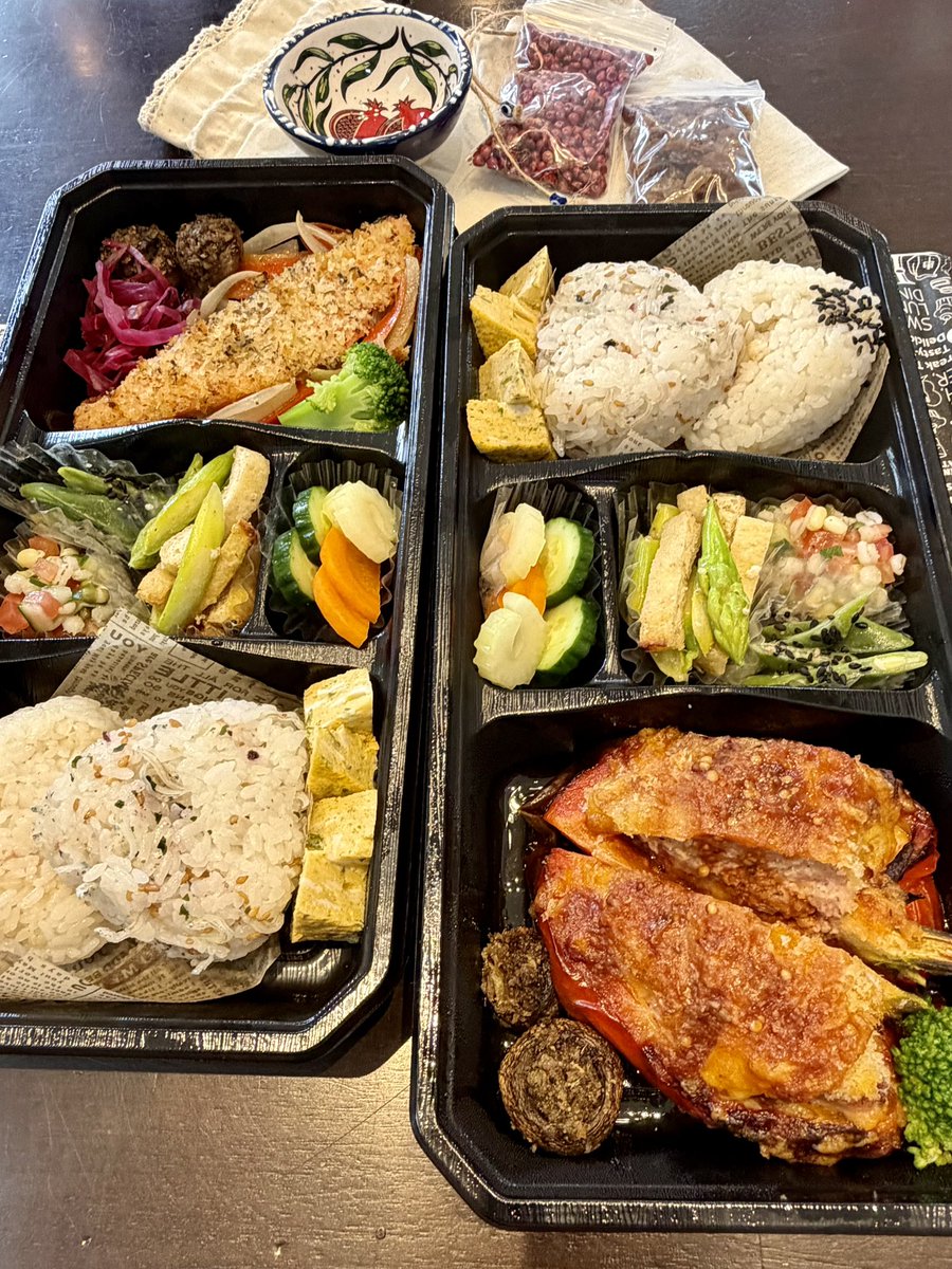 getderby's tweet photo. 【cafe Papyrus】

・週末リセットごほん／肉・魚（出前）

トルコから戻られて早速リセットご飯をお願いしました。ひょっとしてケバブとか入ってる！？とも思いましたが、それは世界の味旅でのお楽しみ。しっかり週末に体調をリセットするいつもの優しいメニューでした。肉も魚もとても美味しかった😋 https://t.co/TjK928bPBX
