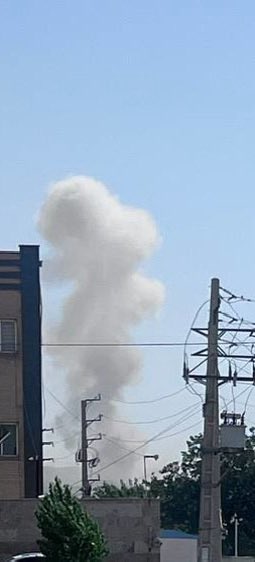 TruthBlue_'s tweet photo. Un día después de que se revelara que Irán intenta rehabilitar su instalación de pruebas de detonación nuclear, ocurrió una explosión en la zona de Parchin, donde se encuentran complejos de misiles y nucleares.

El color del humo indica una explosión relacionada con materiales de propulsión químicos.