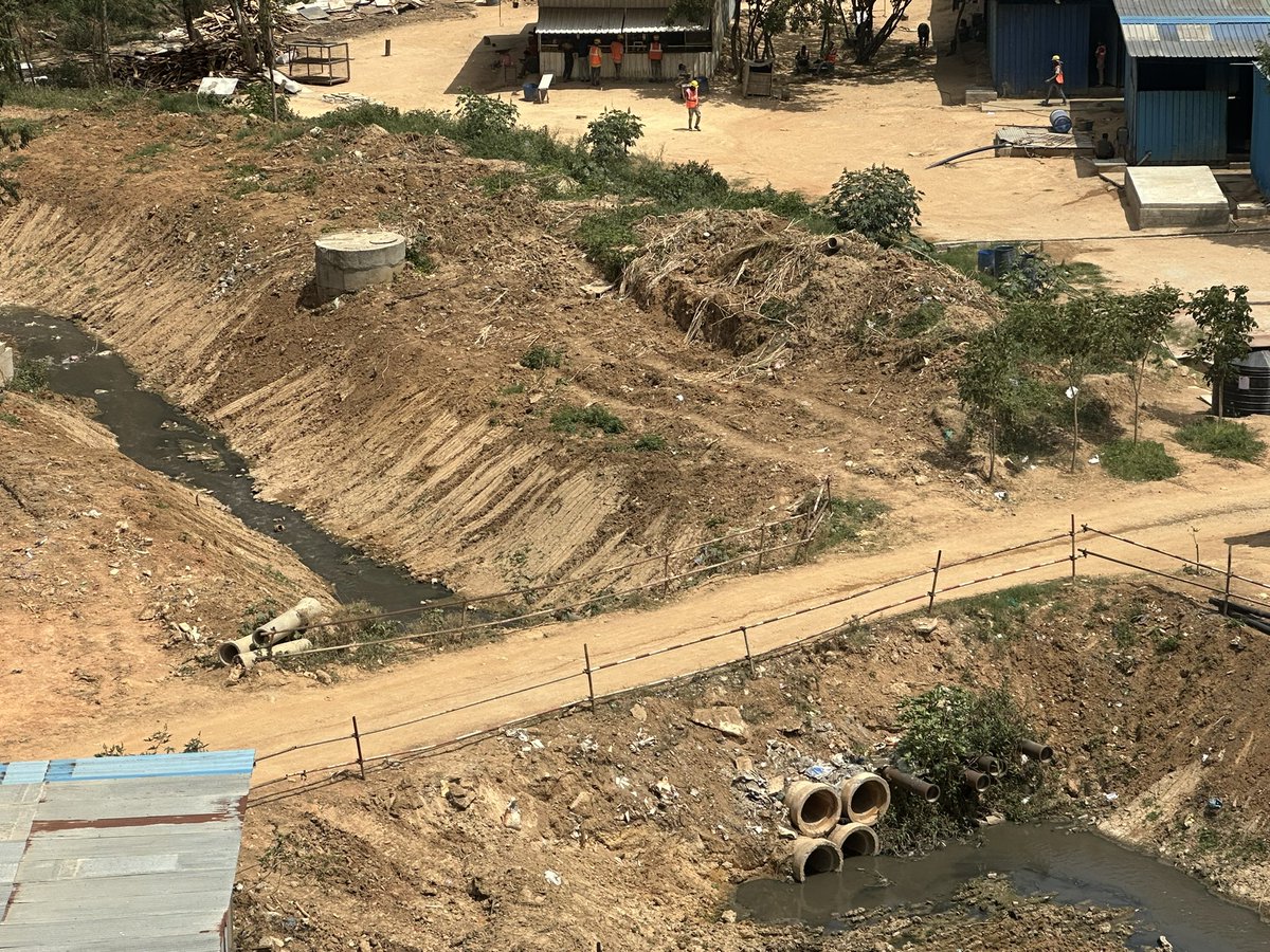 Surya_Gtf's tweet photo. Dear @krishnabgowda , this is the condition of the Rajakaluve passing through Bhartiya City, Thanisandra. Stagnant polluted water has become a breeding ground for mosquitoes, posing a major risk of dengue and other vector-borne diseases to thousands of families. We request immediate cleaning, desilting, and a permanent solution. @bbmp_official @DKShivakumar @CMofKarnataka #Bengaluru #PublicHealth #CleanBengaluru