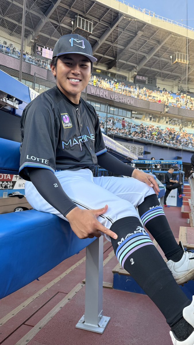 chibalotte_pr's tweet photo. 「ロゴもソックスもデザインめっちゃいいッスね！」と #松川虎生 選手。
#chibalotte #広報 #BSW https://t.co/OTCX9M4CTq