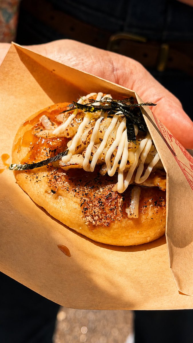 konsonS's tweet photo. 実はしばらく更新していませんでしたが、ロンドンのマーケットで照り焼きチキンパン屋(Tokyo Teri Chicken Buns)を始めました👨🏻‍🍳主にキングスクロスのShotengai market やJapanese festival で販売してます🙌🏻インスタ➡︎ https://t.co/xIxdUAUf1z https://t.co/r89M1DX96A