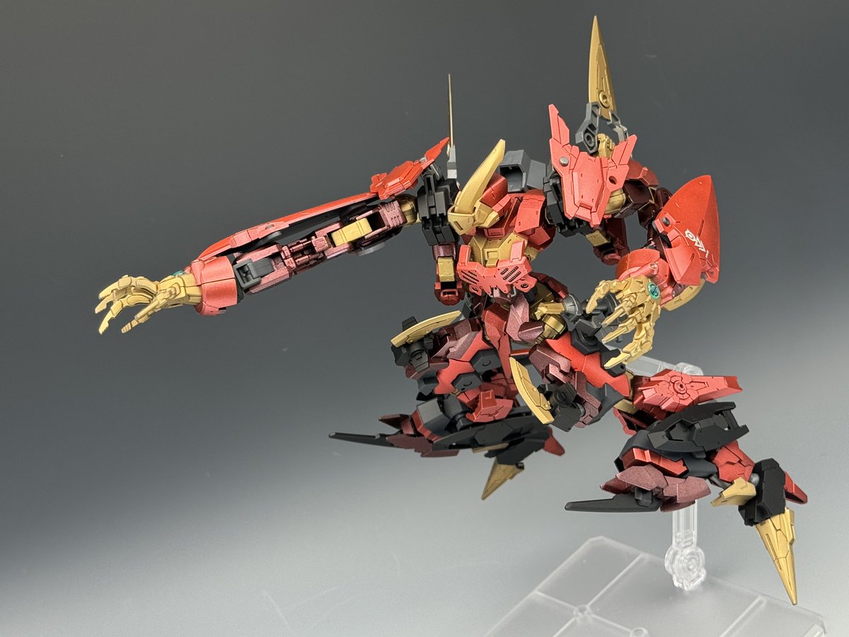 niwa28101's tweet photo. ディアブル　1/2

バイロン軍の近接特化の騎士型EXM
全身各部には大小様々なブレードが配置されており、通常の斬撃だけでなく、体当たりや回転機動だけでも敵機に深刻な損傷を与えることが可能。
両肩に装備されたクロウアームを展開すると野獣のような戦闘スタイルに変貌する。
#30MMCM2026
#30MMBF https://t.co/AWToCqyM4r