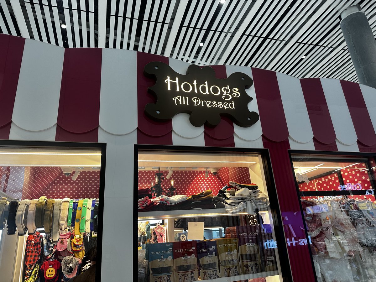 MarigenN's tweet photo. Que importante se han vuelto las mascotas en nuestra sociedad. Me sorprendió encontrarme con tiendas para mascotas al lado de tiendas de souvenir en el aeropuerto. https://t.co/TQFKoclWhF