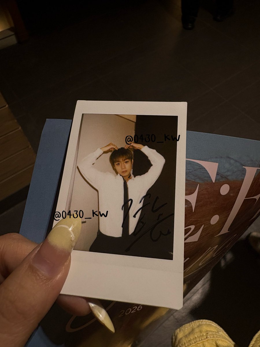 0430_KW's tweet photo. Jihoonie😽 signed polaroid🫶🏻
ขอบคุณตุวเองที่กดบัตรได้แถว A9🥹😭

#REFLECTinBKK
#박지훈 #parkjihoon 💚💛💖 https://t.co/M0mz4Uw2Sl