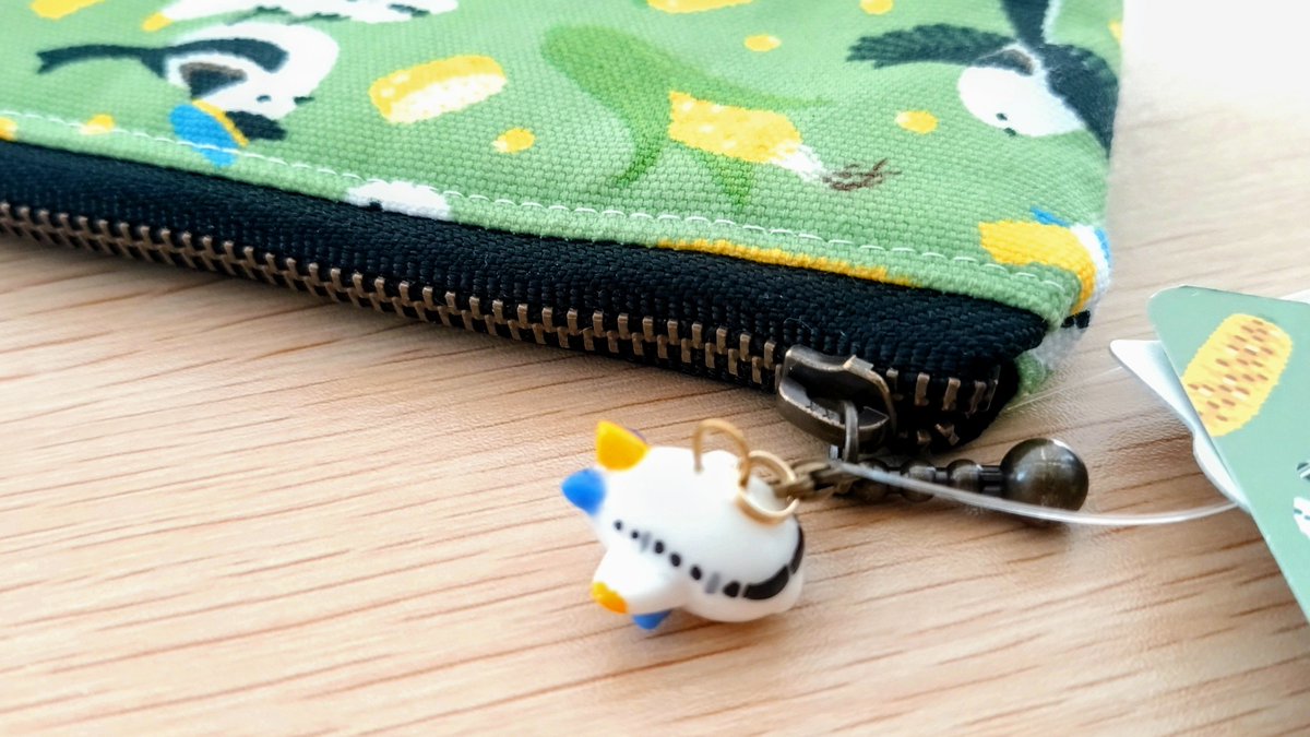 saya_handmade's tweet photo. 【📢新作コラボポーチ発売しました✨🎉】

本日、新千歳空港クラフトスタジオさんで、作家さん2名とのコラボポーチが発売しました！

飛行機チャーム　R.NAKAIさん（ @ry_na_ka ）
シマエナガマカロンチャーム　カンパネラさん
（ @ma_co53 ） 

千歳市空港開港100年記念限定カラーバージョンです！ https://t.co/GMuGOuDo9o