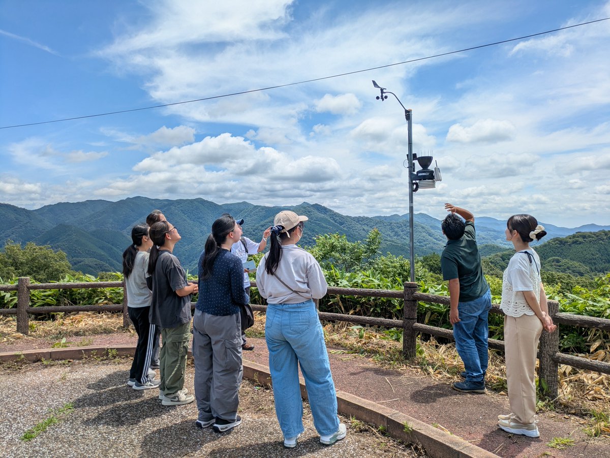 SHIGE_labo's tweet photo. フィールドワーク 第2グループ🌤️

今日は島根県美郷町・田之原展望台へ！
全国屈指の雲海スポットですが、今日は気持ちのいい快晴☀️
快晴だからこそ見えてくる発見がいっぱい！
雲海予報の仕組みや地形、美郷町の魅力を現地でたっぷり学びました😊

#島根 #美郷町 #田之原展望台 #雲海スポット #気象 https://t.co/Aea0g6oyO7