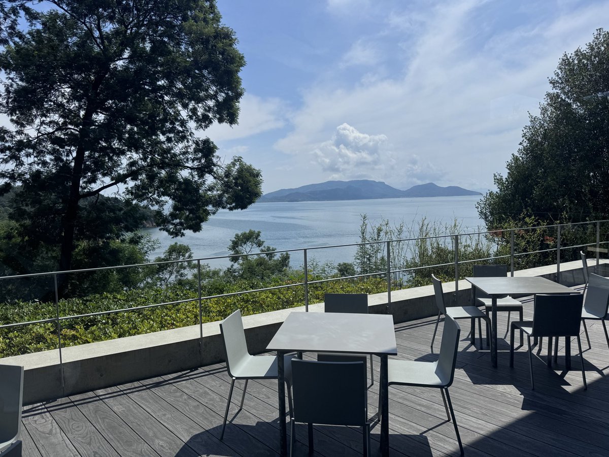 cosmo_muraki's tweet photo. 今日は、香川県直島にある、直島新美術館のパブリック・プログラムトークでアート×宇宙の視点でお話しさせていただきました。

直島新美術館は、2025年に開館したばかりの安藤忠雄さん設計のアート施設で、アジア地域のアーティストの代表作が展示されています。

景色抜群のカフェにはインド人アーティストのN.S.ハルシャさんの「幸せな結婚生活」という作品が展示されています。この作品は、顕微鏡の世界（ミクロ）と望遠鏡の世界（マクロ）の結婚がテーマで、ミクロの世界を探求する生物学者とマクロの世界を探求する宇宙の専門家が共に会し、ミクロとマクロの視点の出会いを通して作品理解を深めよう、という企画でした。

お相手の東京大学定量生命科学研究所の小林武彦教授や、モデレーターの三木あき子館長との2時間の対話は学びが多すぎて、ここに書ききれませんが、マクロの視点とミクロの視点の結婚は大変刺激的だったことだけお伝えしておきます(内容は後日YouTube配信されるそう)。

作品の一部に日本初の人工衛星「おおすみ」が描かれていて、感激でございました。