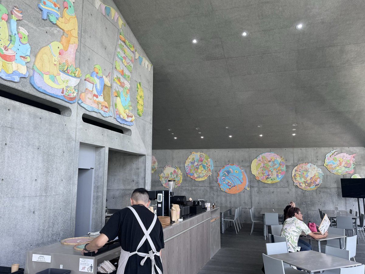 cosmo_muraki's tweet photo. 今日は、香川県直島にある、直島新美術館のパブリック・プログラムトークでアート×宇宙の視点でお話しさせていただきました。

直島新美術館は、2025年に開館したばかりの安藤忠雄さん設計のアート施設で、アジア地域のアーティストの代表作が展示されています。

景色抜群のカフェにはインド人アーティストのN.S.ハルシャさんの「幸せな結婚生活」という作品が展示されています。この作品は、顕微鏡の世界（ミクロ）と望遠鏡の世界（マクロ）の結婚がテーマで、ミクロの世界を探求する生物学者とマクロの世界を探求する宇宙の専門家が共に会し、ミクロとマクロの視点の出会いを通して作品理解を深めよう、という企画でした。

お相手の東京大学定量生命科学研究所の小林武彦教授や、モデレーターの三木あき子館長との2時間の対話は学びが多すぎて、ここに書ききれませんが、マクロの視点とミクロの視点の結婚は大変刺激的だったことだけお伝えしておきます(内容は後日YouTube配信されるそう)。

作品の一部に日本初の人工衛星「おおすみ」が描かれていて、感激でございました。