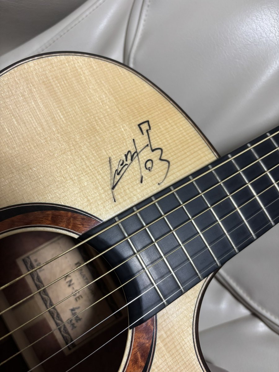 kosuke19961202's tweet photo. 7/11(土) 『西村ケント　生音LIVE&amp;ワークショップ』

普段の音響も最高ですが、今日は生音の素晴らしさをしみじみと感じるLIVEでした。まさか自分のギターを弾いてもらえるとは…ギターも喜んでます😎

そして、その西村ケントシグネチャーモデルのギターにサインもいただきました！

#西村ケント https://t.co/5kABatWUfy