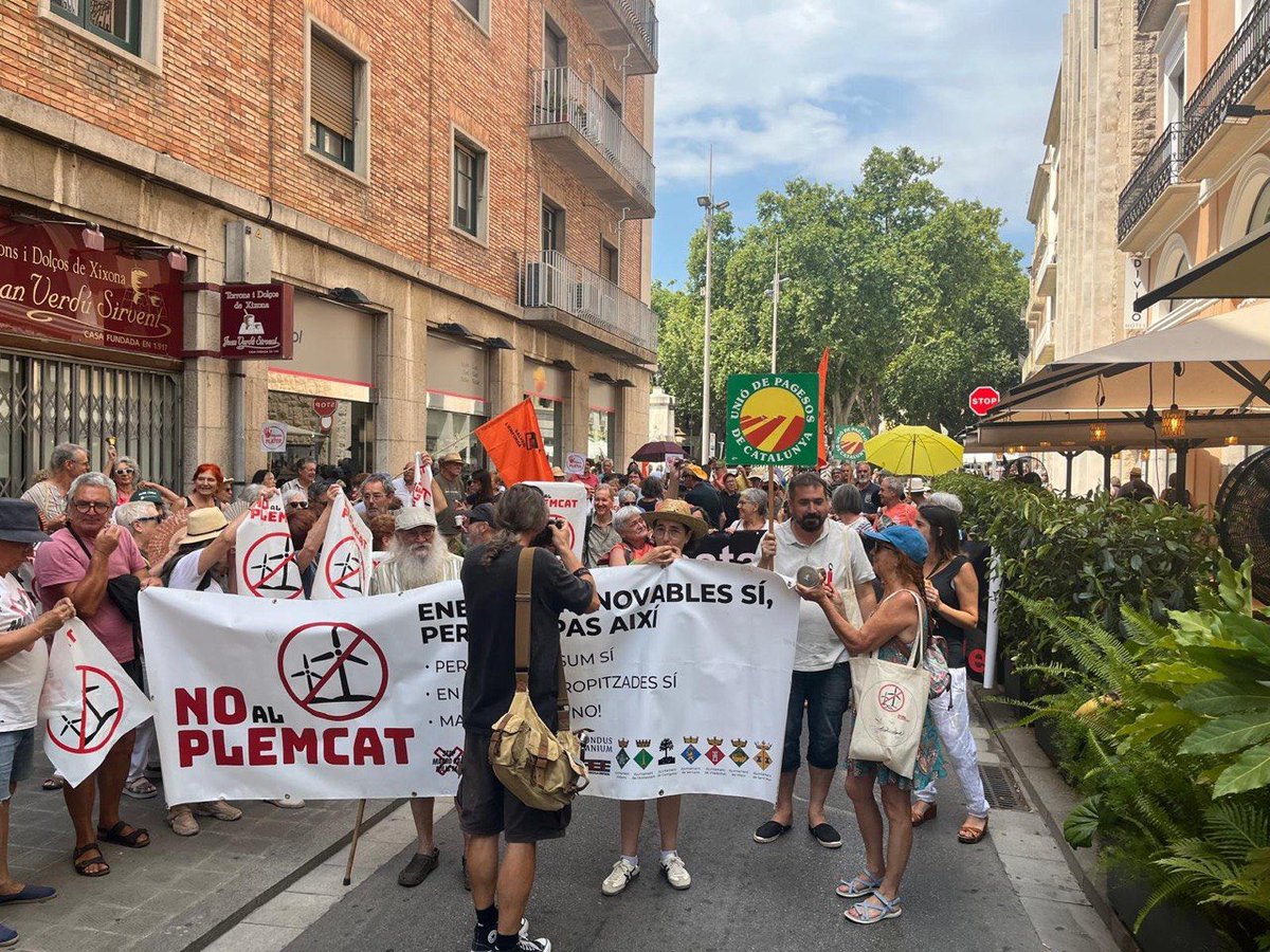 mpozueloc's tweet photo. Avui la Sra. Paneque ha vingut a Figueres convidada a la jornada “L’Empordà i el Corredor Mediterrani” però s'ha trobat amb les plataformes de l’Alt Empordà que li continuen dient que no al PLATER, exigint que es respecti el nostre mar i els nostres camps que no industrialitzin el nostre territori. Que no ens segueixin venent a les grans corporacions. I sobretot que no ho facin tot a esquena dels territoris, no poden oblidar que són els nostres representants i que sense nosaltres no són res.