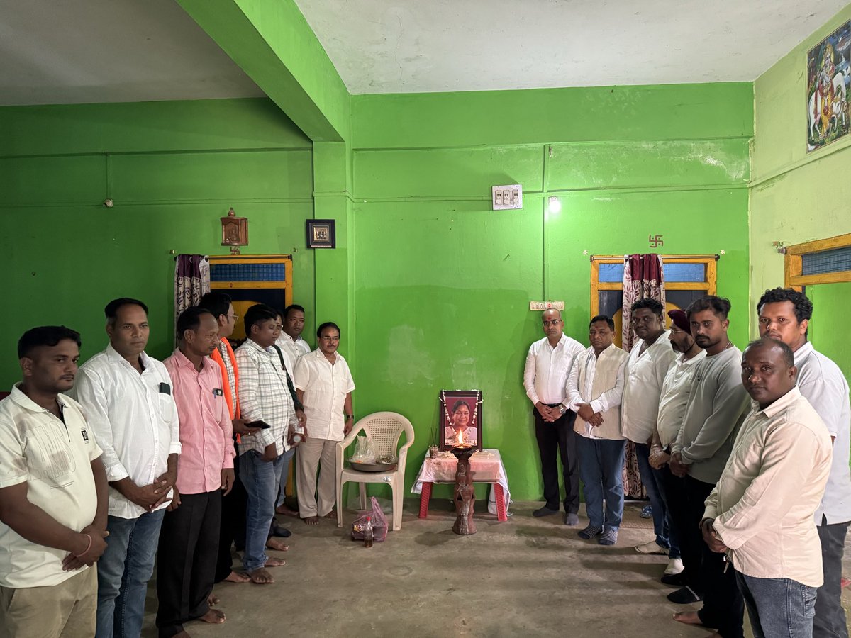 SujeetKOfficial's tweet photo. ପୂର୍ବତନ ମନ୍ତ୍ରୀ ଶ୍ରୀ ବଳଭଦ୍ର ମାଝୀଙ୍କ ବିଶ୍ୱନାଥପୁର ସ୍ଥିତ ବାସଭବନରେ ପହଞ୍ଚି ତାଙ୍କ ସହ ସାକ୍ଷାତ କରିଥିଲି। ଏହି ଅବସରରେ ତାଙ୍କ ଧର୍ମପତ୍ନୀ ସ୍ୱର୍ଗତା ଶ୍ରୀମତୀ ମାଝୀଙ୍କ ଦୁଃଖଦ ବିୟୋଗରେ ଗଭୀର ସମବେଦନା ଜଣାଇବା ସହିତ ଶୋକସନ୍ତପ୍ତ ପରିବାରକୁ ସାନ୍ତ୍ୱନା ପ୍ରଦାନ କରିଥିଲି। ସ୍ୱର୍ଗତା ଶ୍ରୀମତୀ ମାଝୀଙ୍କ ଅମର ଆତ୍ମାର ସଦ୍‌ଗତି ନିମନ୍ତେ ମହାପ୍ରଭୁଙ୍କ ନିକଟରେ ପ୍ରାର୍ଥନା କରିଥିଲି। 🙏🏻