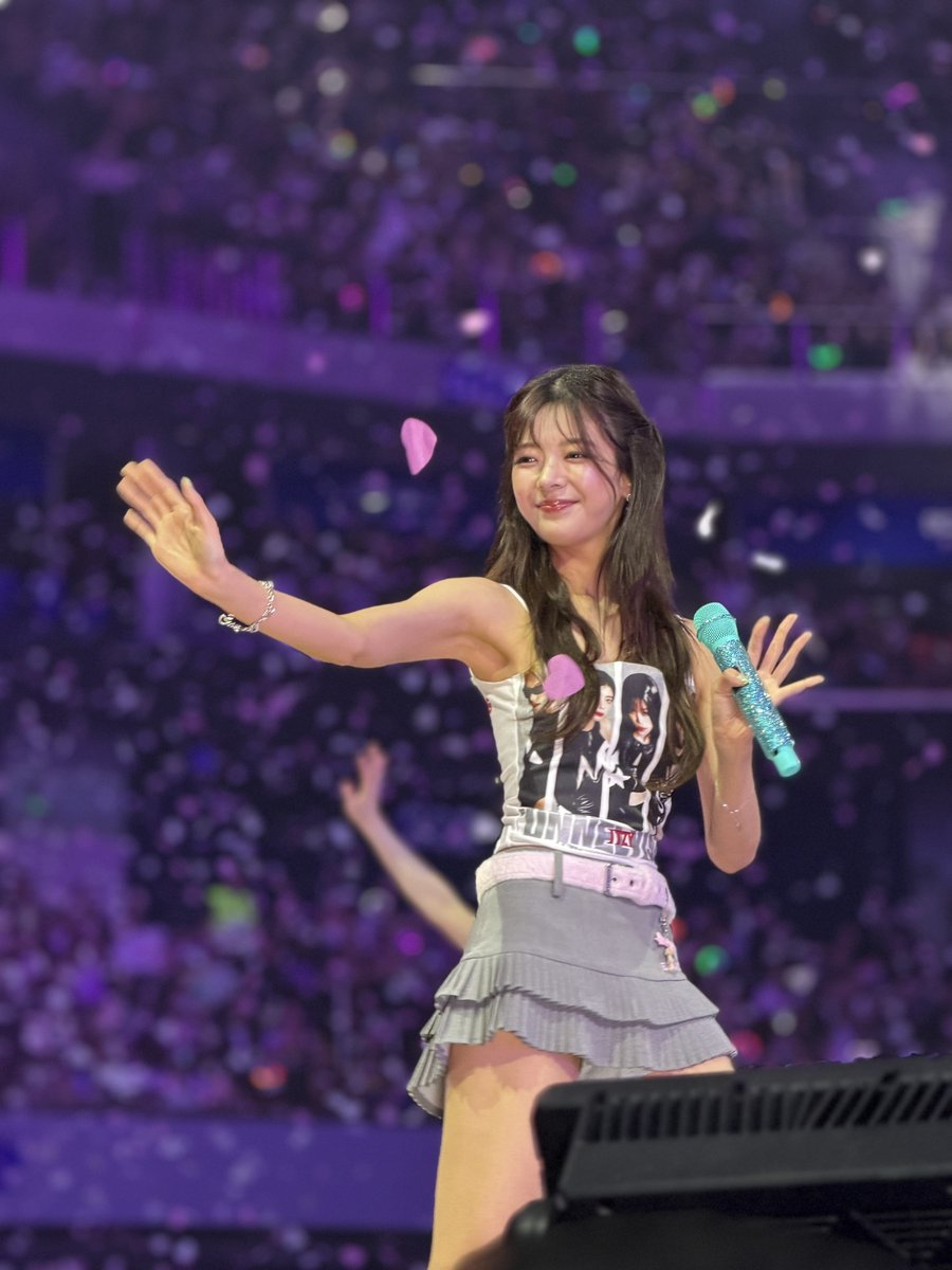 ryujinapakapogi's tweet photo. pretty lia #ITZY_TUNNELVISION_MANILA https://t.co/WTSGWVBbXe