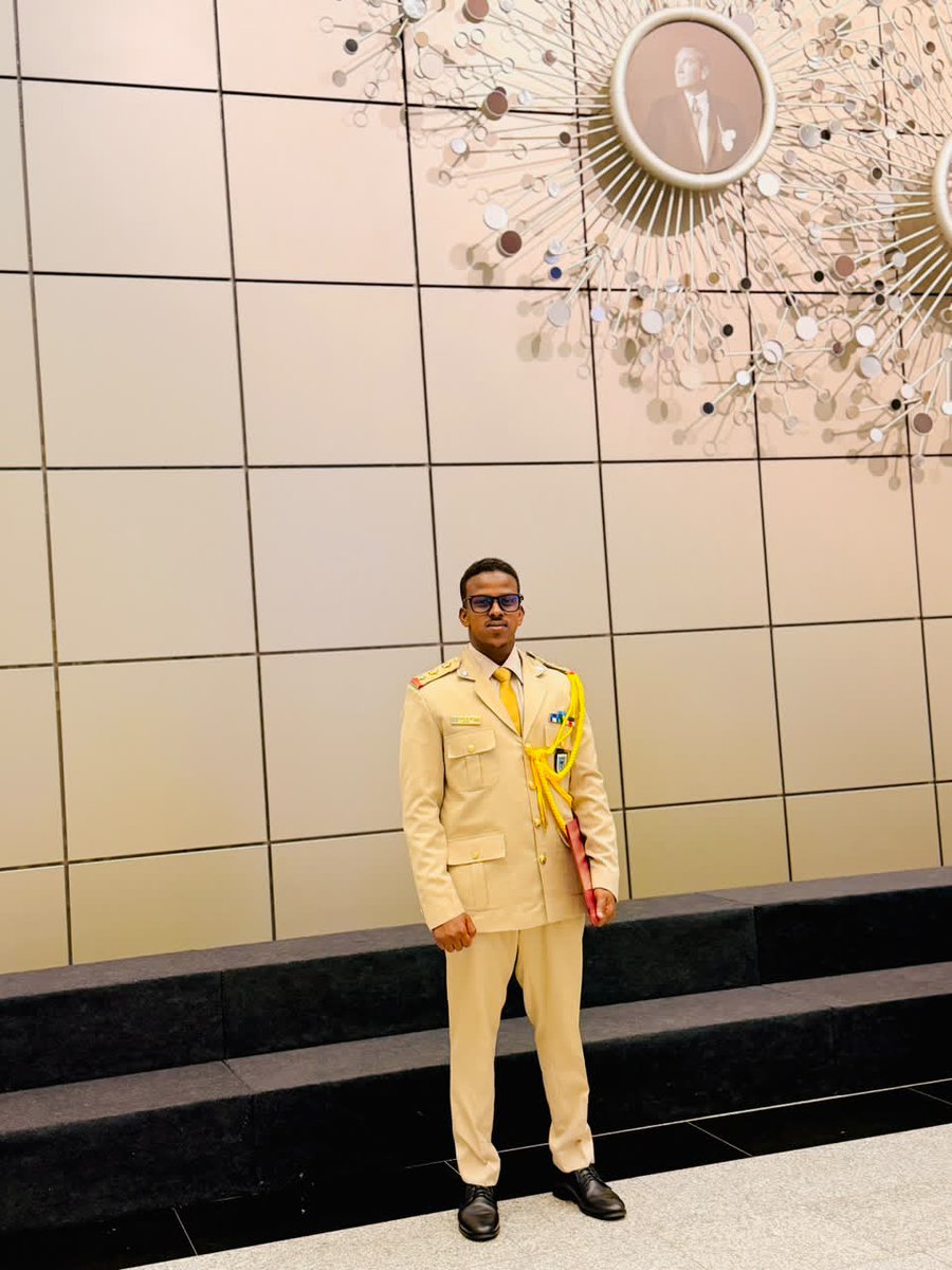 AliKiimko's tweet photo. Waxaan halkaan hambalyo uga dirayaa walaal Captain Cabdullaahi Cabdi Cali oo ka qalin jabiyey  Jaamacadda Turkish National defence ee qaybta Master of staff Collage.
Waxaan Allaah kaaga baryaayaa aqoonta aad baratay in Allaah kaaga dhigo mid aad dalkaaga iyo dadkaaga ugu adeegto https://t.co/M87xzxN2zO