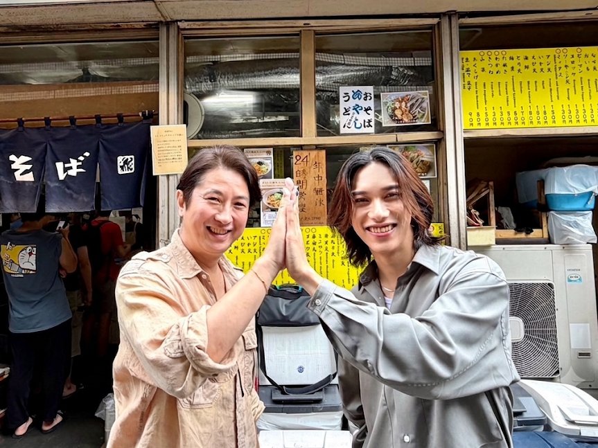 sundaybreak_cx's tweet photo. 7月12日（日）放送「#谷原章介 の #推し麺」でご紹介したのは… 
「一由そば 日暮里店」（東京都荒川区西日暮里2-26-8）
#INI #池﨑理人 さんと堪能しました🥰
 
太蕎麦（普通） 380円
ゲソ天　200円
紅ショウガ天　130円
ゴボウ天　130円
えび天　180円　
ゲソ寿司　180円（1日おそよ40食限定）
※すべて税込

蕎麦は製麺屋さんと一緒に開発した特注麺！コシの強さと豊かな香りが特徴✨つゆは土佐の鰹節や鯖節などから毎日だしを取り濃厚な仕上がりに！
#SUNDAYブレイク. #サンデーブレイク.
