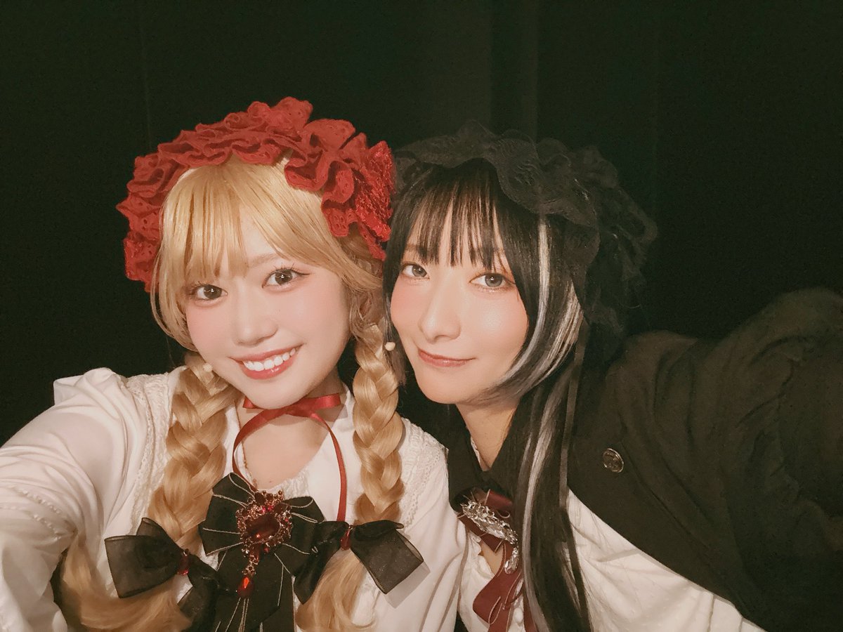 h_maki_official's tweet photo. 黒埼ちとせちゃん役　佐倉薫さん❤️

ロリータ衣装組✨

本番直前まで沢山話し合って一つ一つのシーンにぶつけました。

緊張をほぐしてくださったり、沢山の相談にのっていただいたり…目が合うとドキッとしちゃいます…♡♡

#デレミュ_オブザデッド
#デレミュオブザデッド_観劇レポート https://t.co/bnuBSjHb01