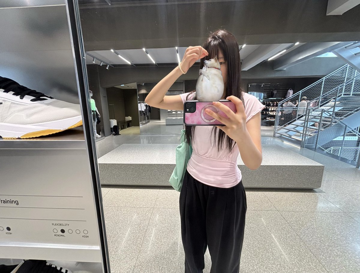 ak1babe's tweet photo. 요즘근황
01 여러분 저 10키로 뺏어요 더뺄거임 10키로 더
02 영어 회화 학원다님
03 제가 말한 글로니 프로모션 가방 받앗음(=돈ㅈㄴ썼다는뜼)
04 요즘 옷 사는데 돈을 많이 씀
05 썬번프로젝트랑 폴프랭크 콜라보 모자 귀여웟음!! 머리 짝아보임 https://t.co/Xf1RqqECQi