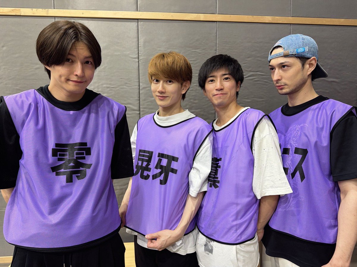 chihirookutani's tweet photo. UNDEADの皆んなで今日もたくさん踊りました。
かなりカッコいい振り付けを踊りました。
初日の幕開けまでクオリティを上げ続けます。
「薫」の名の入ったビブス。
ご準備くださってこれすら嬉しい。
UNDEADメンバー以外とも稽古場で顔を合わせる数が増えてきました。
久々に会うとすごく心が躍ります。 https://t.co/6ELrAbDllj