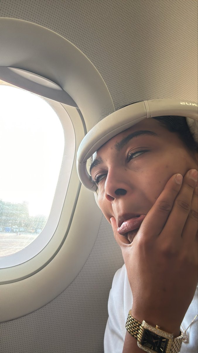 brookecombe's tweet photo. 4am start this morning to France 🇫🇷. 

Got to the venue and discovered the bridge on my guitar has snapped in half which is great 🙂😁

Fuck it. Pool, bevy, start as you mean to go on. Enjoy your weekend everyone x 

#keepthefaith https://t.co/2OvS6KhDdw