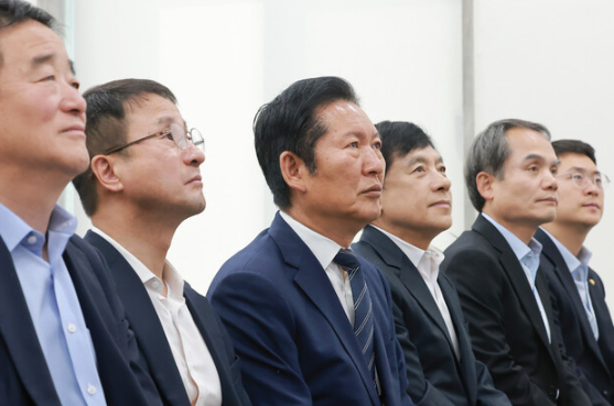 goldenbell1008's tweet photo. 민주당 전대위,
대표 결선투표를 선호투표로 하면
당헌 당규에 위반한 행위이며,
계엄헤제 투표에 불참한 내란동조범 
김민석과 친석계 후보의 담합을
선호투표로 만들어서 1위 후보인 정청래를
과반수 프레임으로 낙마시키려는 꼼수를 수용하면
민주당 코어 지지층은 절대로
용서하지 않을 것이다. https://t.co/MoE6ZGOcdl