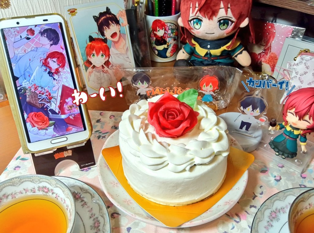 yucca0711's tweet photo. 風船飛びましたぁ〜！！！
画像はオーダーで作っていただいた
「🌹赤い薔薇が咲くケーキ🌹」
バタークリームと飴細工の2種類です。
クリームを赤くするのは難しいらしく…
SSのケーキには、レッドスライムが使われているのかも？

赤い花の栞と菓子
#魔導具師ダリヤはうつむかない
#緑の塔の居間で https://t.co/uDVJPWihdf