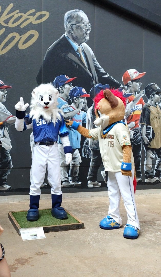 saki213_sho's tweet photo. 撮影会の前、銅像になっていたレオ(笑)

 #lovefighters  #レオカッコイイ  #フレップ https://t.co/klCOoNHSHp