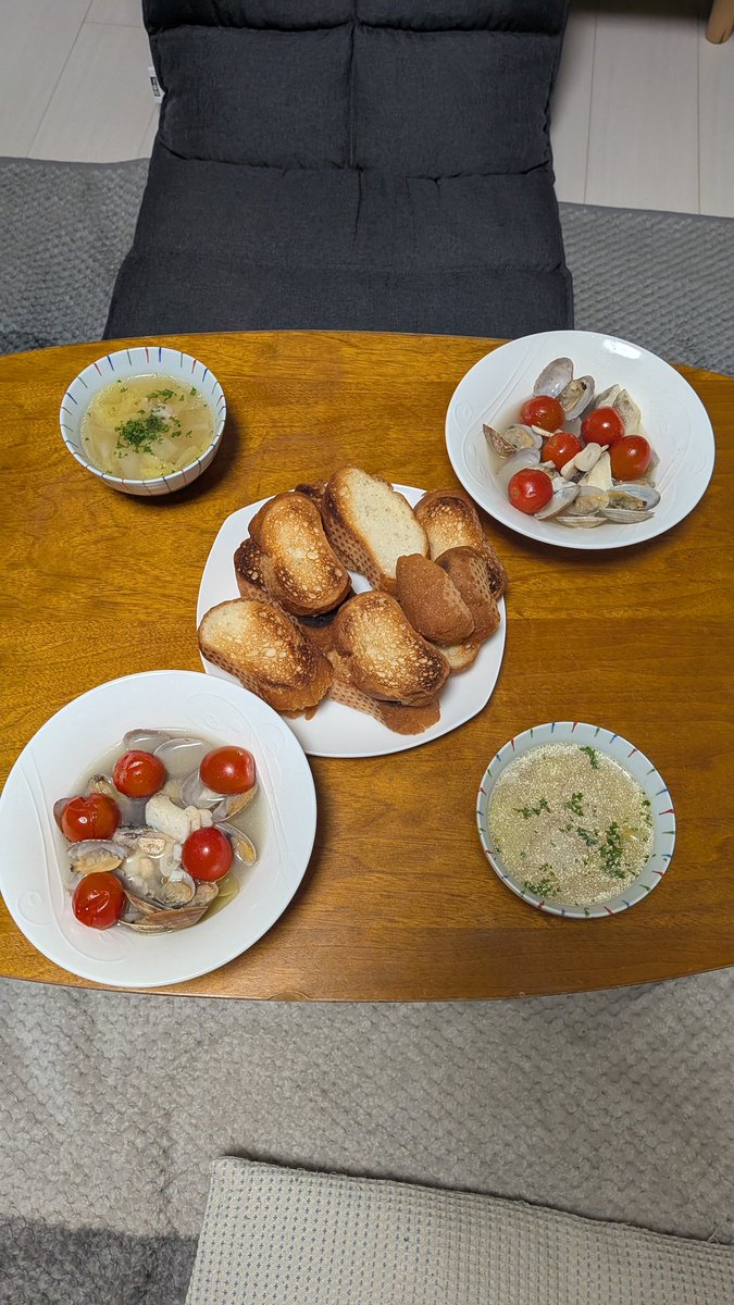 megane558's tweet photo. 友達の家に泊めてもらうお礼にアクアパッツァとコンソメスープ作った https://t.co/ebSdULMxy7