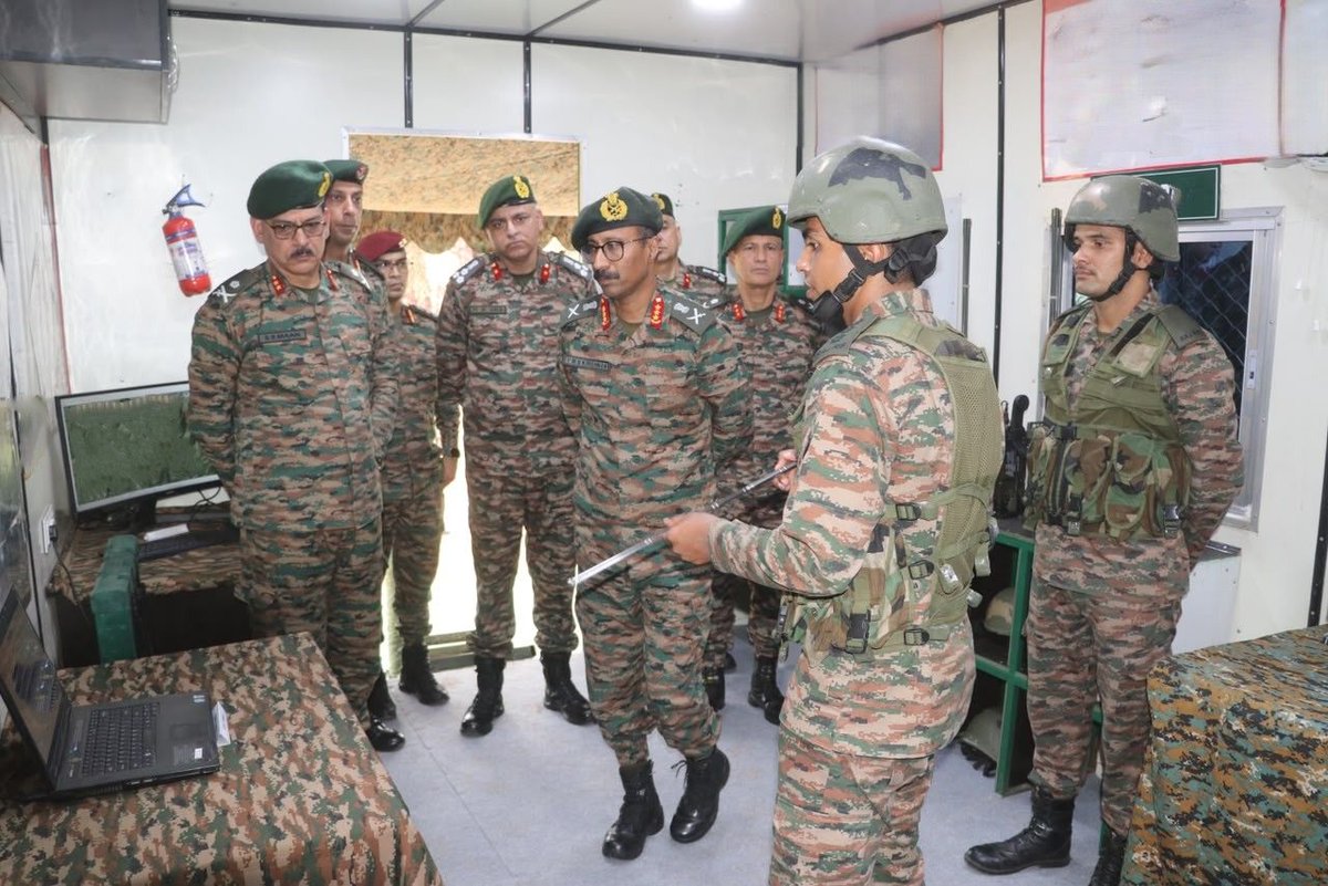 easterncomd's tweet photo. Lt Gen VMB Krishnan, #ArmyCdrEC, visited #Dipatoli and #Namkum Military Stations, #Ranchi where he interacted with officers and troops of the #BrahmastraCorps.

लेफ्टिनेंट जनरल वीएमबी कृष्णन, #आर्मी_कमांडर, #पूर्वी_कमान ने #रांची स्थित #दिपाटोली और #नामकुम मिलिट्री स्टेशन का दौरा किया और #ब्रह्मास्त्र_कोर के ऑफिसर व सैनिकों से बातचीत की।

#भारतीय_सेना
#पूर्वी_कमान
#IndianArmy
#EasternCommand

@SpokespersonMoD 
@adgpi 
@ProDefKolkata 
@official_dgar 

Facebook - https://t.co/veG6WYTqwY
Instagram - https://t.co/R61Qqjzwlb