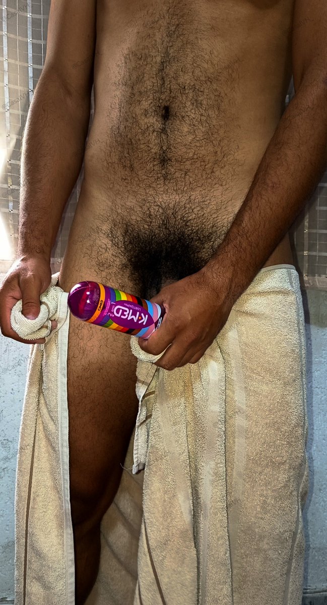 CasalVH_'s tweet photo. Você acorda de manhã, olha pro lado e encontra seu macho te olhando desse jeito.
Tem como resistir? 🥵❤️🔥
#pentelhos #sexo #pintoawards #chudai #banho #toalha #lubrificante https://t.co/mLzeVODJJz
