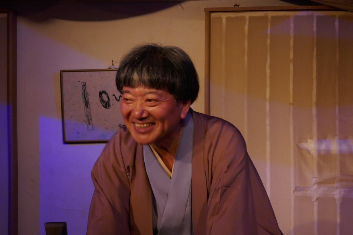 hirazzo's tweet photo. 7/11 第29回 下北沢一番街ラウン寄席 ：春風亭百栄落語会25
暑い盛りの下北沢へお集り頂いた皆様、拡散ご協力の皆様、ありがとうございました！テーマは「夏」！
大入りのお客様の熱気で、熱い会となりました。ワールドカップにちなんだ「フェルナンド」も聴けちゃいました。
写真は無名家さん。 https://t.co/VEcdhjbcT9