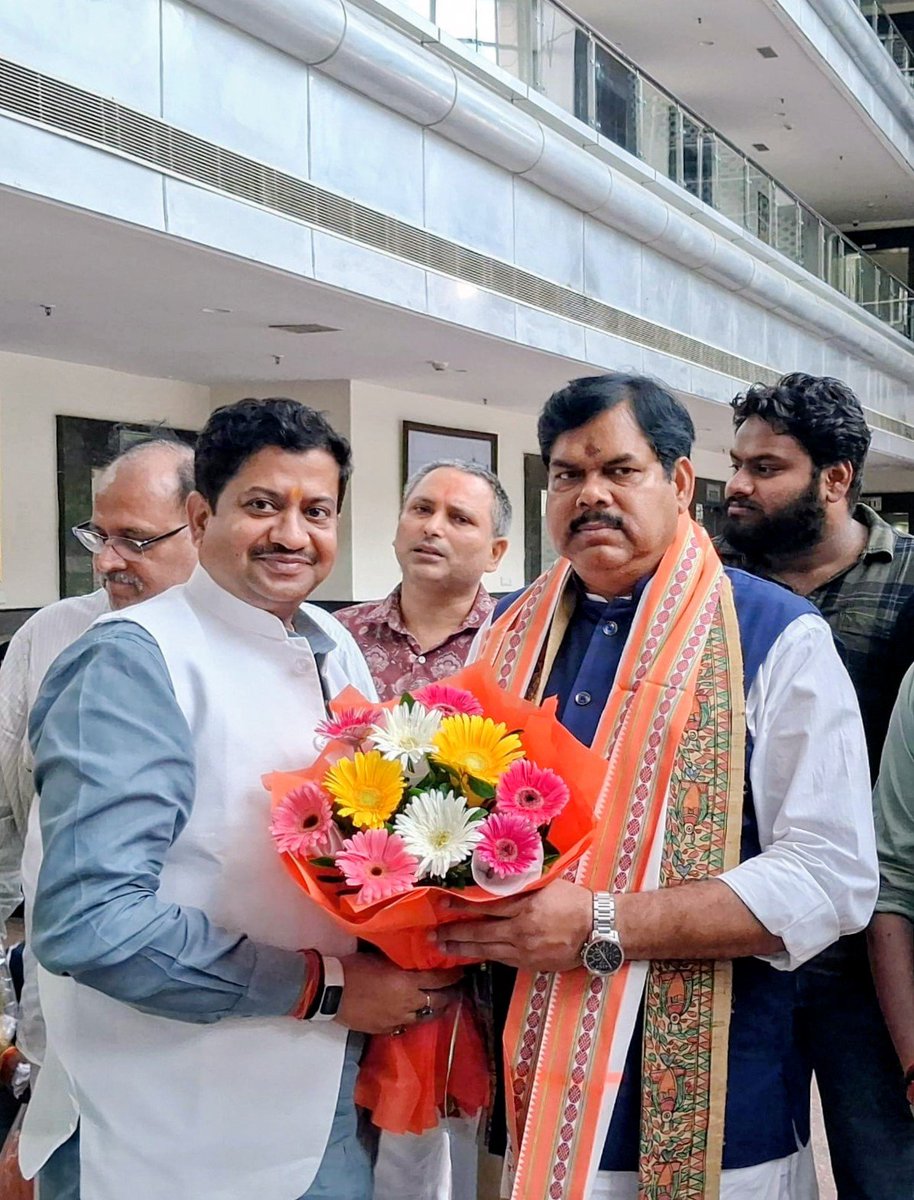 RajeshPandey53's tweet photo. बिहार सरकार के यशस्वी शिक्षा मंत्री आदरणीय श्री मिथिलेश तिवारी जी का लखनऊ स्थित नैमिषारण्य गेस्ट हाउस में आत्मीय स्वागत एवं अभिनंदन करते हुए ।

आपका स्नेह, मार्गदर्शन एवं प्रेरणादायी व्यक्तित्व सदैव ऊर्जा प्रदान करता है।

#MithileshTiwari #Bihar #Education #Naimisharanya https://t.co/XVpo5fXHVG