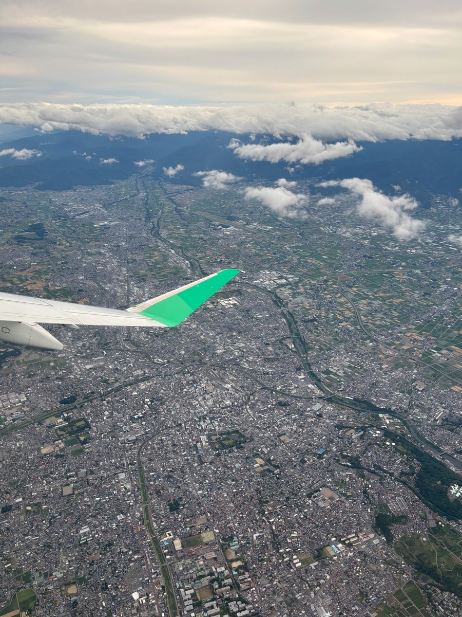 FDA_fujidream's tweet photo. おはようございます、FDAです👋

機窓から見える景色で久しぶりに #FDAクイズ を開催します💡

【問題】
写真の景色はどこでしょうか？
予想や正解がわかった人はコメント欄でお答えください📝

翼の先端の色でわかるグリーンの11号機がヒントです💚 https://t.co/A8BWNJHrP8