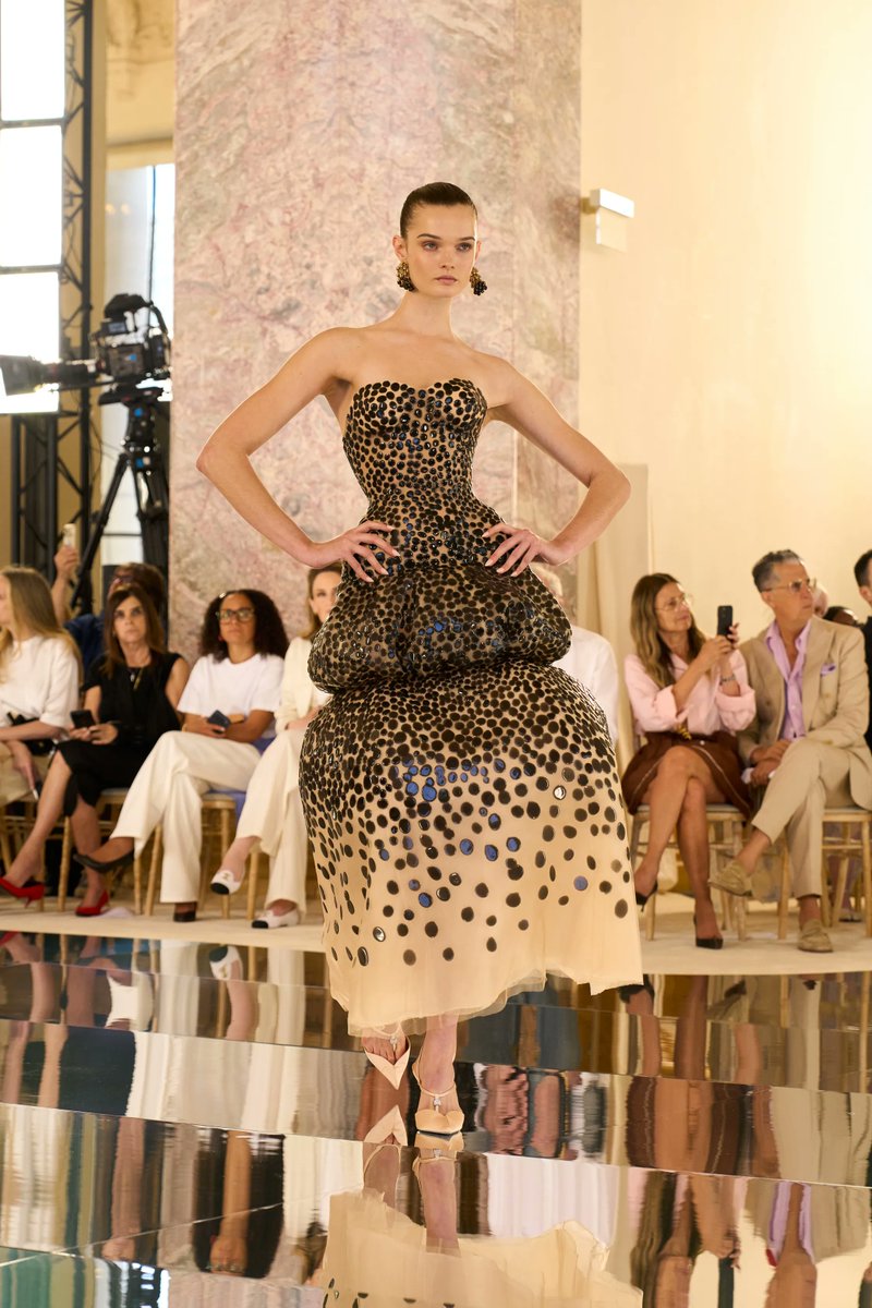 Miki_Trent's tweet photo. Terminada la semana de la Alta Costura de París, mis 4 favoritos fueron:
1.- Balenciaga
2.- Christian Dior
3.- Schiaparelli
4.- Armani Privé https://t.co/JwADpKfNZz