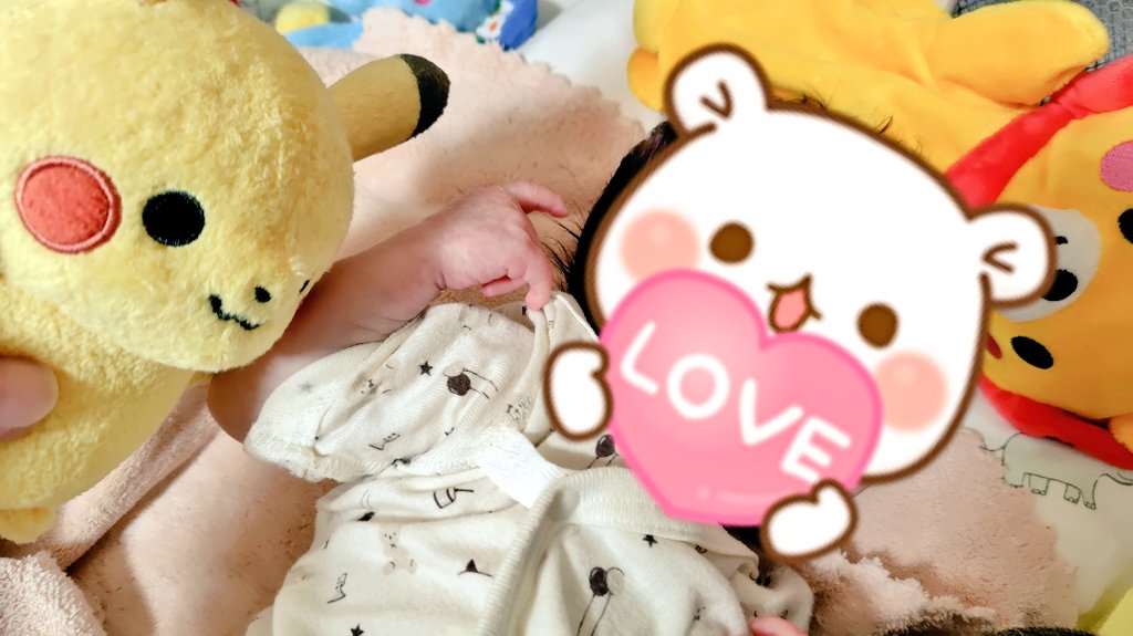 泣き止まないのすけに大好きなピカチュウのぬいぐるみを近づけ