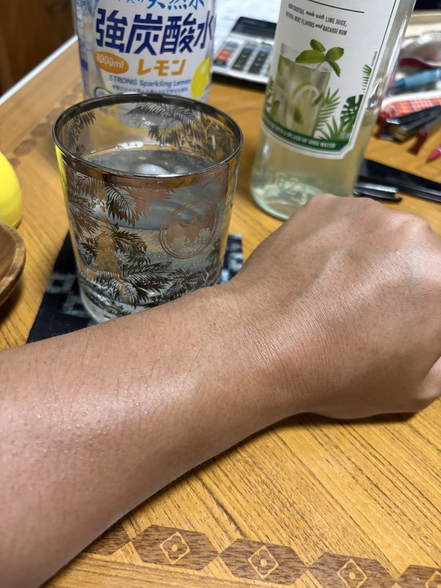 Box_986's tweet photo. テーブルと同じくらいの色ww
めちゃ日焼けしてるやん https://t.co/7HK8MVXc36