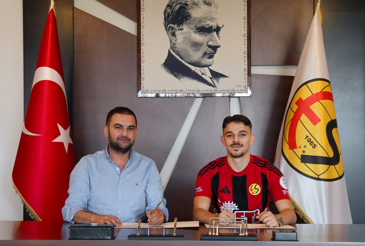 Eskisehirspor's tweet photo. ⚫️🔴 Murat Şenel ile Yola Devam! ✍️

Kulübümüz, bir önceki sezon kadromuzda görev alan sağ bek oyuncusu Murat Şenel ile yeniden anlaşmıştır.

Murat Şenel'e Büyük Eskişehirspor camiasına yeniden hoş geldin diyor, siyah-kırmızı forma altında başarılar diliyoruz. https://t.co/jbxl4IBDg9