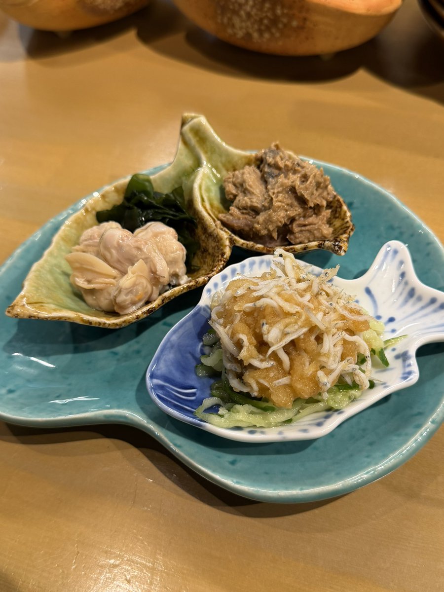 122SQ's tweet photo. 今日の〆は高松市内の居酒屋で優勝！

刺し盛り一人前が凄いボリューム！
お醤油も小豆島のみたい
めちゃうまー

本日の一献は香川の地酒「勇心」
こくがあって飲みやすいね https://t.co/4HPMK4alEL
