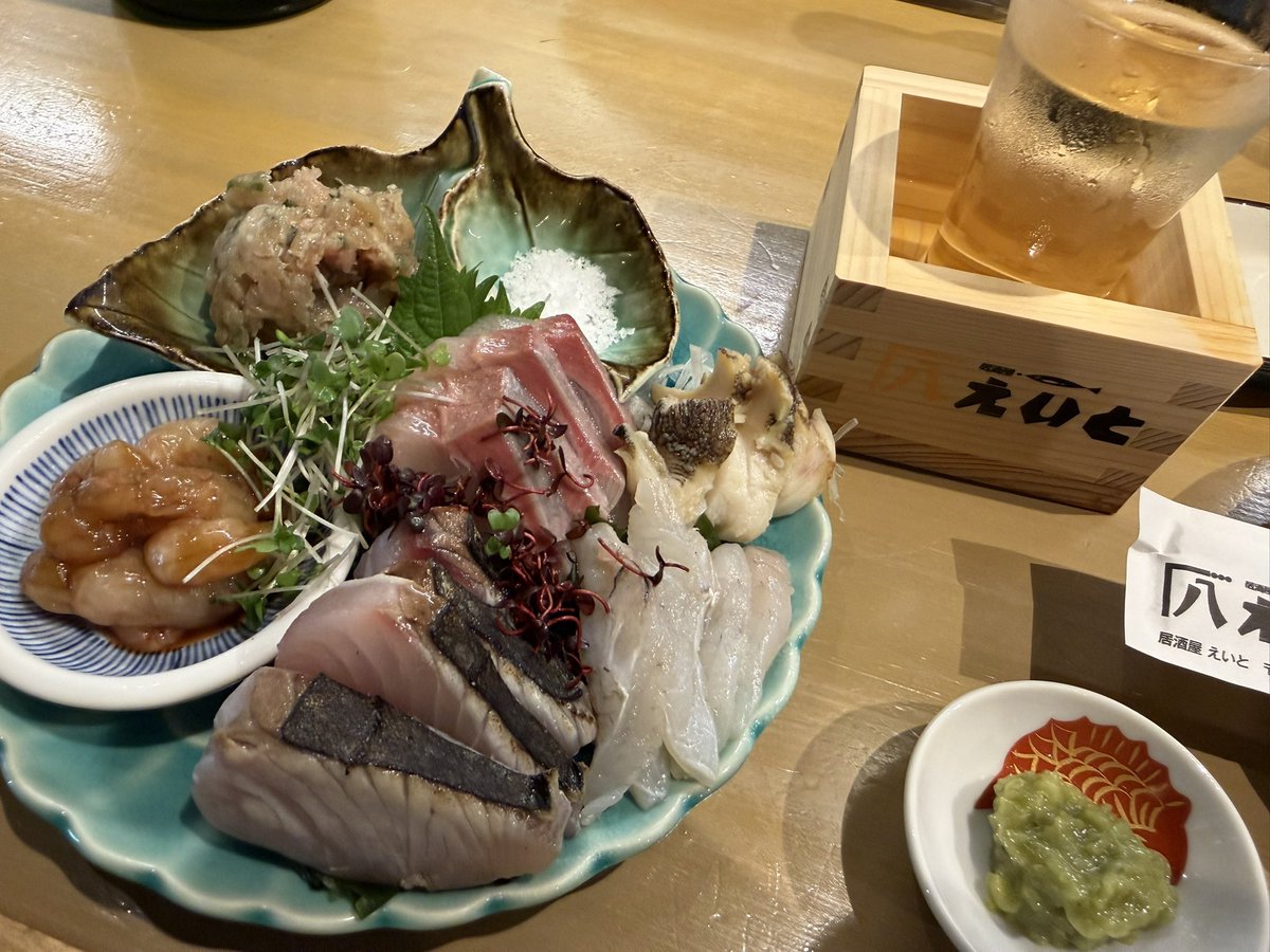 122SQ's tweet photo. 今日の〆は高松市内の居酒屋で優勝！

刺し盛り一人前が凄いボリューム！
お醤油も小豆島のみたい
めちゃうまー

本日の一献は香川の地酒「勇心」
こくがあって飲みやすいね https://t.co/4HPMK4alEL