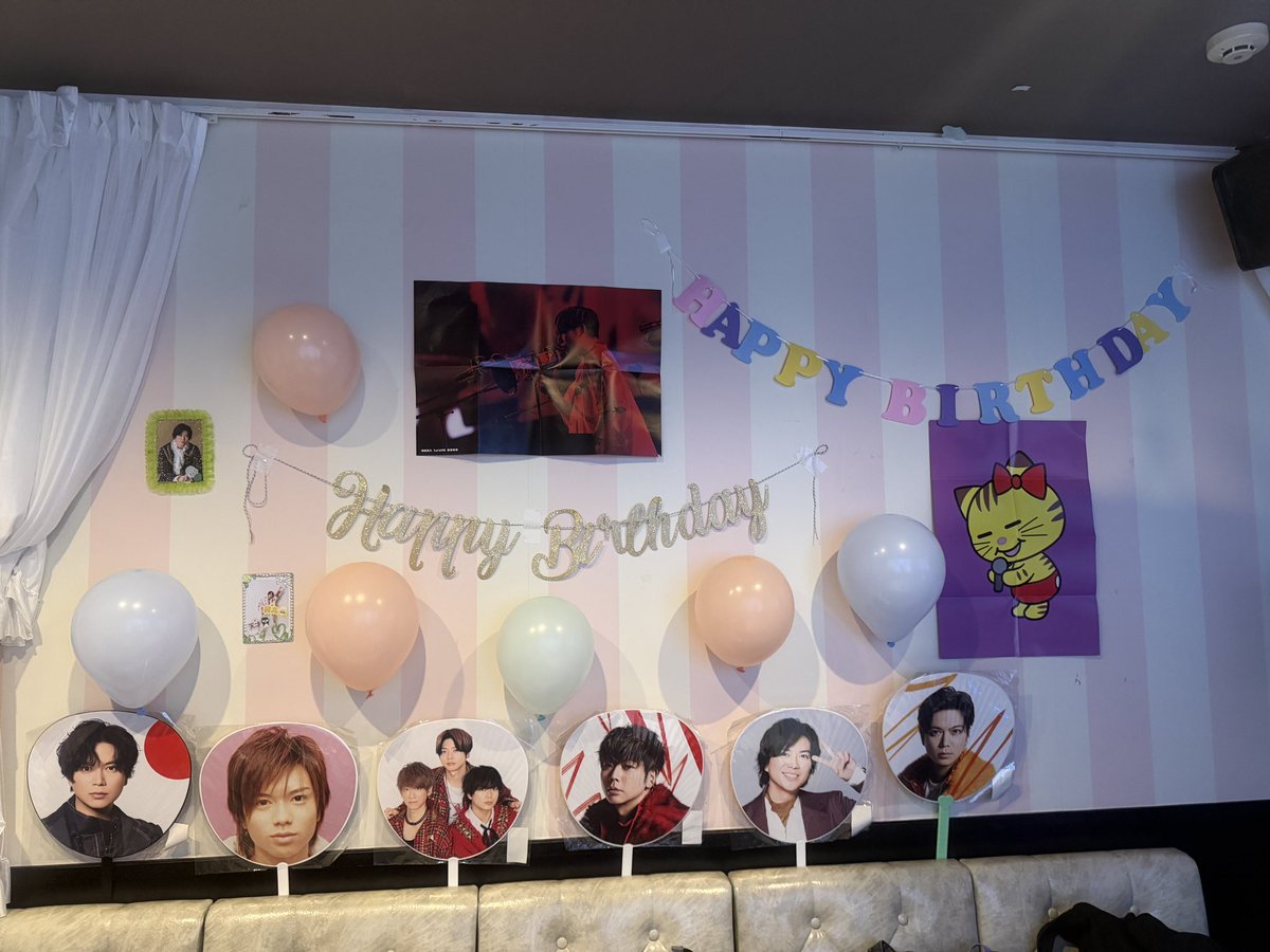 moco20201020's tweet photo. 今日はますシゲハピバ会してきた！
2012年のLIVE久しぶりに見た。あの頃の記憶が蘇る～
今年のケーキはカッブにしたよ。黄色と緑のキウイ💛💚、上にブラックベリー💜 https://t.co/jk01IZQNgU