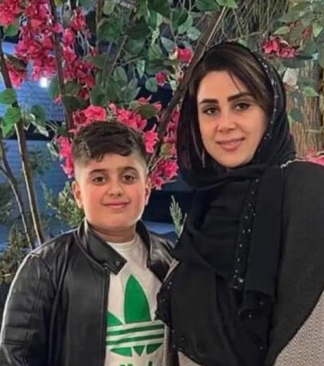 maryam_davod's tweet photo. یادمون نرفته، امیر علی پسرش می‌گفت چرا اسم مامان منو نمی‌خونید 💔
قهرمان رشت، فرزند ایران و جانفدای میهن #مونا_اسمی راهش ادامه دارد... https://t.co/VUYrj25EYn