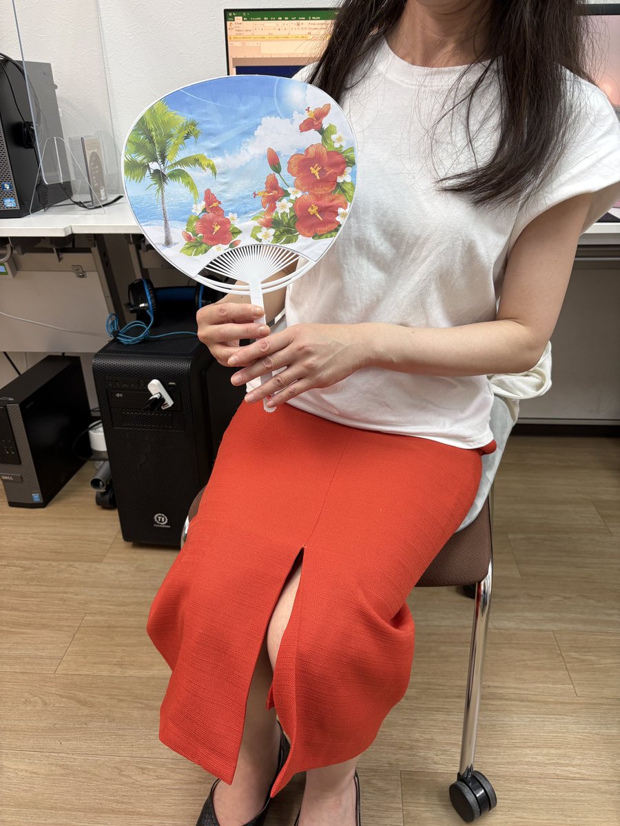 sumawiz1's tweet photo. 🧐背景透過をする時に
webサイトでの無料背景透過だと白い部分も消えてしまうので
チャッピーへ指示をするとキレイに背景を削除してくれる😍
素敵なうちわが出来上がり
#町田スマホパソコン教室　#夏イベント　#うちわつくり https://t.co/YEtRJ6ZPB8