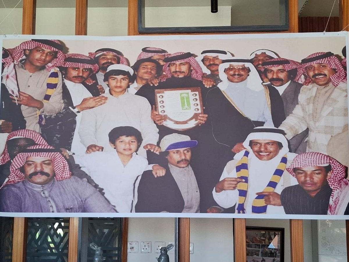 M_S_M_Alamr's tweet photo. الاخ العزيز و الصديق الوفي
عميد الوفاء فهد المشيقح
بعث لي بهذه الصورة النادرة
في مقر نادي النصر السابق 
بشارع العصارات بعد فوز
النصر ببطولة الدوري 
عام 1980

يظهر في الصورة الامير 
مشعل بن سعود يحمل الدرع
و بجواره اخوته الأمراء 
بدر و عبدالرحمن و طلال 
و نايف و يوسف 
و مجموعة من العشاق 

جلست أمامهم و أصر الامير 
عبدالرحمن ان يضع الشال
الذي معه على كتفي .

رحم الله الأموات 
و حفظ الله الجميع 

#ذكريات_رياضية 
#تاريخ_النصر 
#جماليات_النصر 
#النصر_حديث_العالم 
#النصر_الملياري
#النصر_الملياري
@AlNassrFC