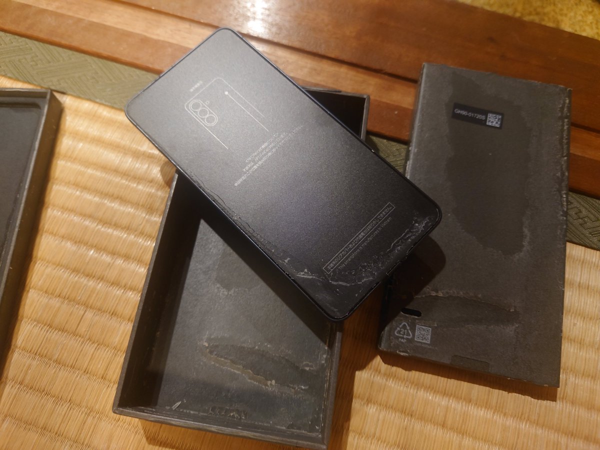 pyonkiti's tweet photo. プライムセールでスマホ買ったら柔軟剤？でドロドロなのが届いた https://t.co/fFagTdT5HW