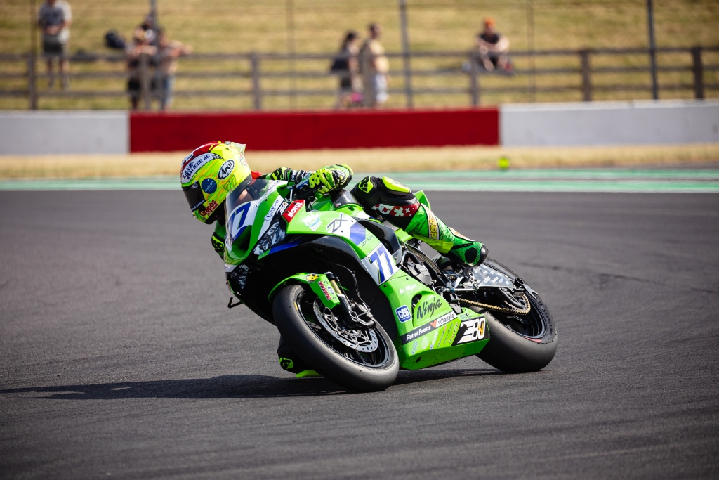 DomiAegerter77's tweet photo. #UKWorldSBK #WSSP Race1️⃣ 🏁
🅿️1️⃣2️⃣ +12.458
#DA77 with @PuccettiRacing at @DoningtonParkUK
@WorldSBK #WorldSSP
#Kawasaki #Ninja #ZX6R636
#ARAI
#IXS
#FiveGloves
#DaytonaBoots https://t.co/UeqxFBocE2
