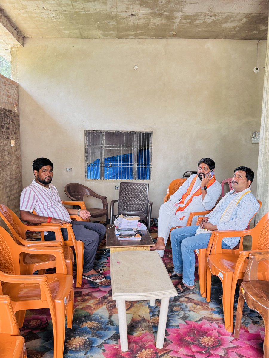 skm4bjp's tweet photo. विकास खण्ड धनपतगंज के ग्राम सभा रतापुर के प्रधान श्री अम्बुज तिवारी जी के पिता ज�� के आकस्मिक निधन पर उनके आवास पर पहुँच शोक संवेदना व्यक्त क��या ।। https://t.co/A5VDLiElx6